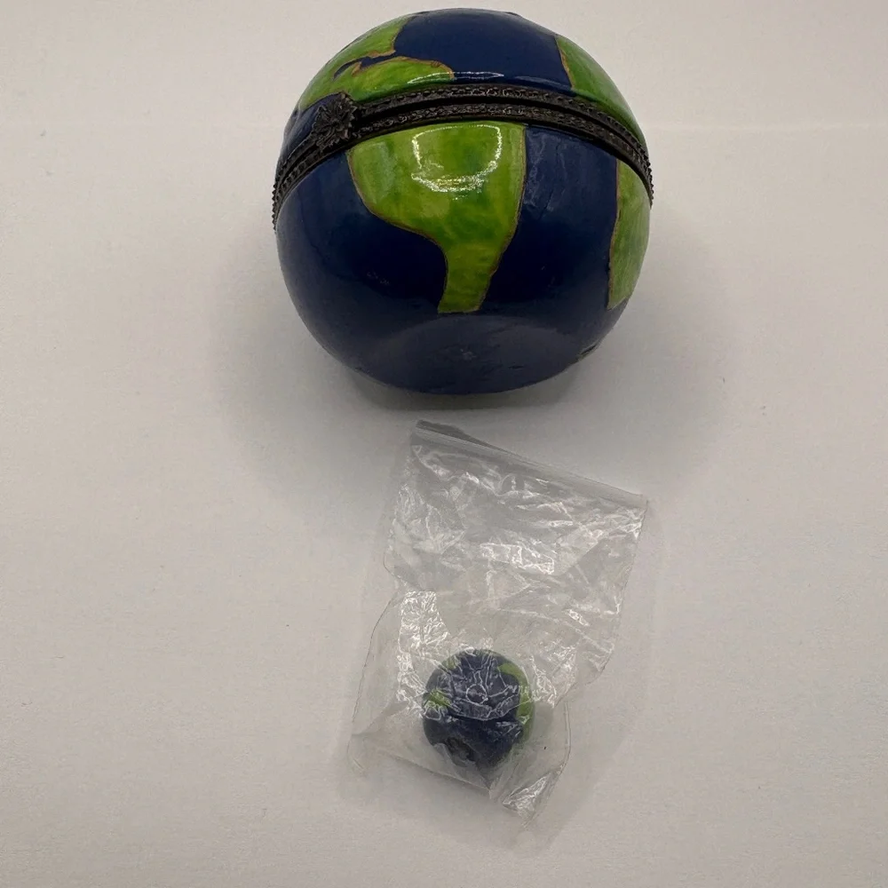 World Green & Blue Round Trinket Box